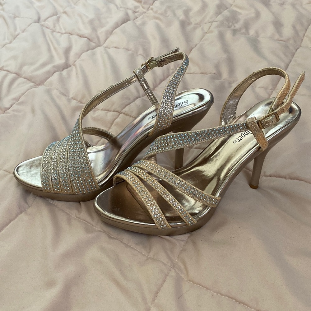 Hey! I’m selling these heels